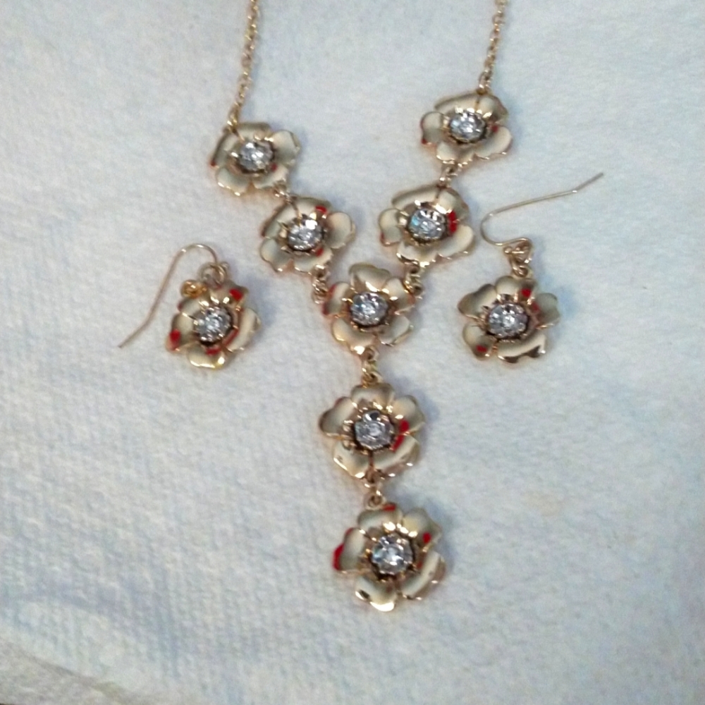 Beautiful jewelry set, necklace and earrings from 1928 jewelry company.